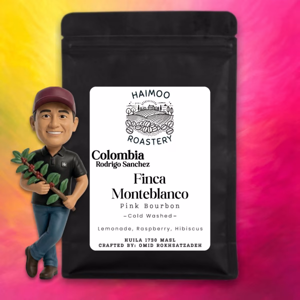 Haimoo Roasteryn tyylikäs musta kahvipussi jossa on Colombia Finca Monteblanco etiketti. Kyseessä on innovatiivinen kylmäfermentoitu erikoiskahvi jonka makuprofiilissa on limonadia vadelmaa ja hibiskusta.