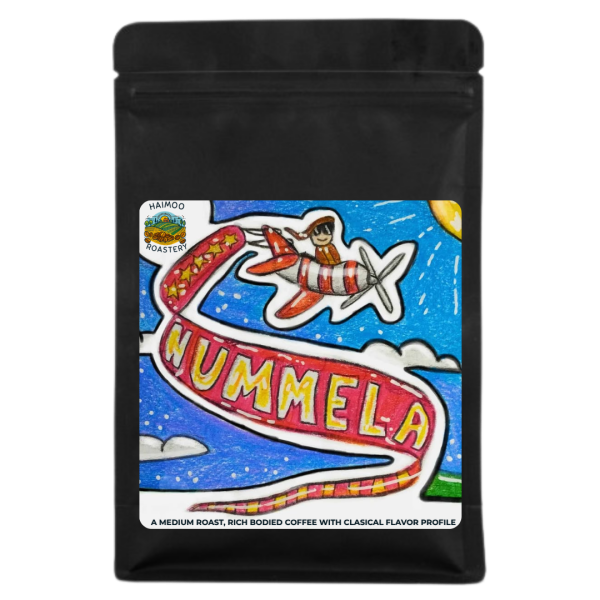 Nummela kahvi Nummela kahvi, Kolumbia Huila ja Etiopia Yirgacheffe sekoitus paikallisen taiteilijan etiketillä
